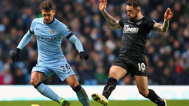 
                <strong>Martin Demichelis</strong><br>
                Ein Grund für Nastasic' Probleme war der Ex-Münchner Martin Demichelis. Pellegrini und er kannten sich schon aus Malaga und so setzte sein Trainer auch bei City auf den Argentinier. Fünf Millionen Euro machten die Engländer für Demichelis locker - gut angelegtes Geld für den verlässlichen Verteidiger. Er spielt noch heute in Manchester.
              