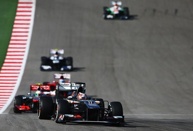 
                <strong>Der unglaubliche "Hülk"</strong><br>
                Eine starke Leistung liefert einmal mehr Nico Hülkenberg ab. Der Sauber-Pilot, der immer noch nach einem Cockpit für das kommende Jahr sucht, startet von Platz vier und hält Fernando Alonso im Ferrari lange hinter sich. Ob die Vorstellung andere Teams beeindruckt?
              