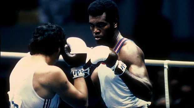 
                <strong>Teofilo Stevenson (1972, 1976, 1980)</strong><br>
                Teofilo Stevenson (1972, 1976, 1980): Er gehört zu den einzigen drei Boxern, dem es gelang, drei Mal die Goldmedaille bei Olympia zu gewinnen. Der große Karrieresprung zu den Profis blieb aber aus, da der Kubaner in seinem Heimatland bleiben wollte. Selbst Millionenangebote konnten ihn nicht locken. "Die Zuneigung von acht Millionen Kubanern ist mir wichtiger", sagte er. Der Schwergewichtler wurde drei Mal Weltmeister der Amateurboxer.
              