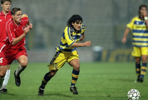 
                <strong>Ariel Ortega</strong><br>
                Länger im Profigeschäft hielt Ariel Ortega durch. Der Argentinier beehrte Parma in der Saison 1999/2000. Nach nur einem Jahr verließ er die Italiener bereits wieder und ging ablösefrei zu River Plate - ein erneutes Minusgeschäft für Parma. 2012 beendete Ortega mit 38 Jahren seine Karriere.
              