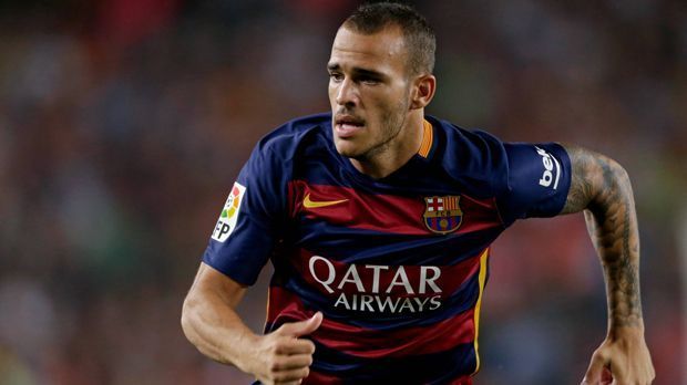 
                <strong>Sandro Ramirez</strong><br>
                Sandro Ramirez: Ähnlich wie El Haddadi, so hatte auch Sandro Ramirez nicht die Qualität, um Mittelstürmer Luis Suarez sofort im ersten Anlauf seinen Stammplatz streitig zu machen. Deshalb gab Barcelona den Jungspund im Sommer 2016 an Malaga ab. Für ihn dürfte sich der Wechsel doch ausgezahlt haben, denn in Malaga ist er Stammspieler und traf auch schon sieben Mal.
              