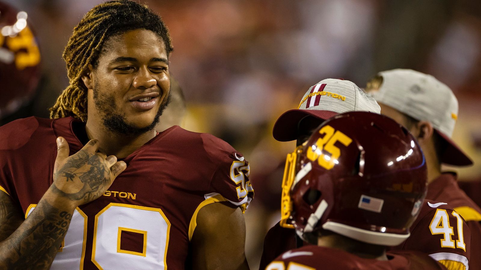 
                <strong>Washington Football Team - Wie gut ist diese Defense wirklich?</strong><br>
                In einer fast historisch-schwachen NFC East schaffte es das Washington Football Team als Division-Sieger in die Playoffs und wurde dabei vor allem von einer starken Defense getragen. Die Line mit Chase Young, Montez Sweat, Jonathan Allen und Co. ist ligaweit eine der gefürchtetsten und wird die ein oder andere Schwäche in der Offense kompensieren müssen. Schafft sie das 2021 erneut oder holt die Konkurrenz aus der NFC East auf? 
              