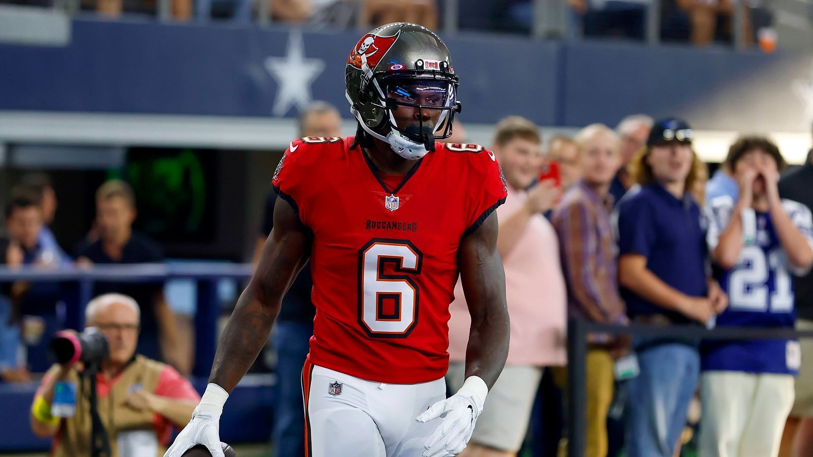 
                <strong>Julio Jones (Tampa Bay Buccaneers) </strong><br>
                Julio Jones ist ein Name, der wohl immer genannt wird, wenn ein Team einen Wide Receiver sucht. Der 6th-Overall-Pick des Drafts 2011 steht aktuell bei den Tampa Bay Buccaneers unter Vertrag, hatte seine erfolgreichste Zeit aber bei den Atlanta Falcons, wo er 60 Touchdowns in 135 Spielen bei durchschnittlich 15 Yards per Reception auflegte.  
              