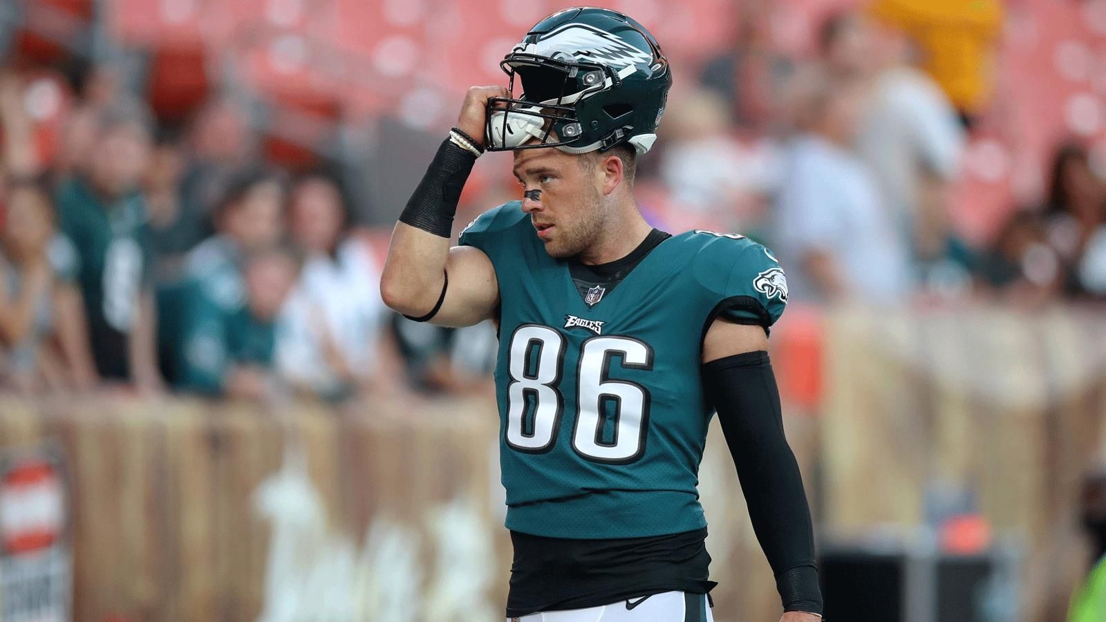 
                <strong>Wide Receiver und Tight Ends / Eagles</strong><br>
                Bei den Eagles war vergangene Saison Tight End Zach Ertz (Foto) der effektivste Passempfänger (824 Yards). An Position 2 rangierte Alshon Jeffery, der das Eröffnungsspiel aufgrund einer Schulterverletzung verpassen wird. Diesen Ausfall müssen der in der letzten Saison überraschend starke Nelson Agholor (768 Yards) und der aus Baltimore verpflichtete Mike Wallace (748 Yards) auffangen.Fazit: In der Breite sind beide Teams ähnlich stark aufgestellt. Doch Julio Jones macht den Unterschied. 3:0 für die Falcons.    
              