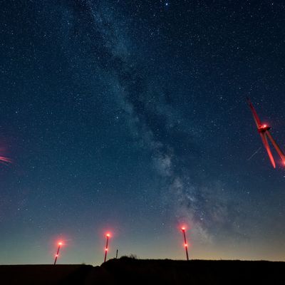 Die Milchstraße leuchtet über einem Windpark in der Nähe von Schleiden in der Eifel.