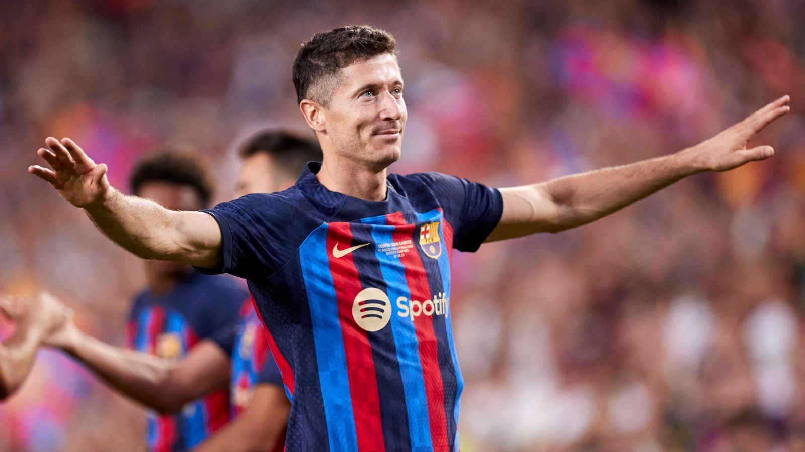 
                <strong>Die große Ungewissheit: FC Barcelona</strong><br>
                Wichtige Zugänge: Raphinha (58 Millionen Euro/Leeds United), Jules Kounde (50 Millionen Euro/FC Sevilla), Robert Lewandowski (45 Millionen Euro/FC Bayern München), Franck Kessie (ablösefrei/AC Mailand), Andreas Christensen (ablösefrei/FC Chelsea)Wichtige Abgänge: Phillipe Coutinho (20 Millionen Euro/Aston Villa), Riqui Puig (ablösefrei/LA Galaxy), Dani Alves (ablösefrei/UNAM Pumas), Clement Lenglet (Leihe/Tottenham Hotspur)
              