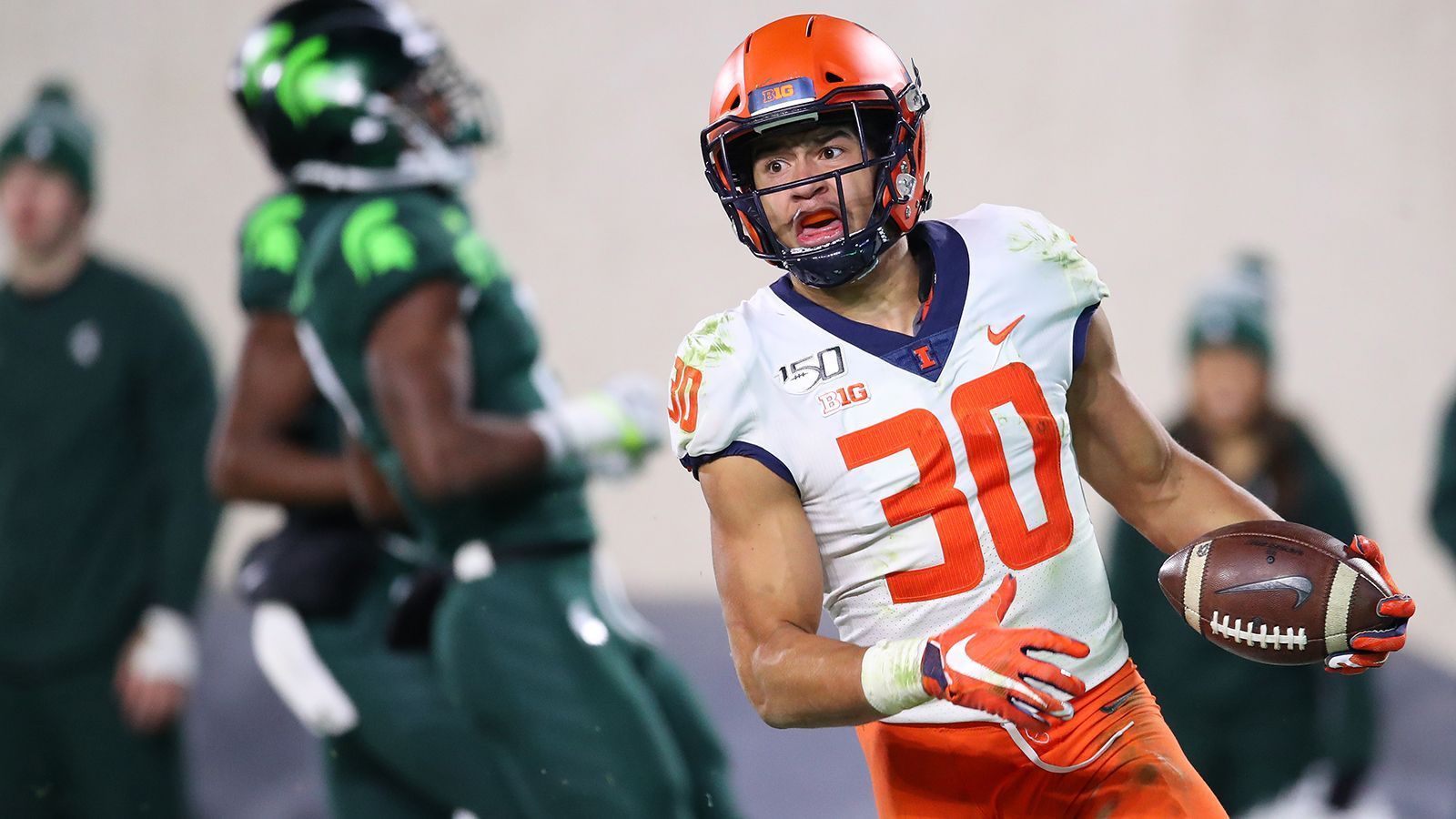 
                <strong>Sydney Brown, Safety, Illinois Fighting Illini</strong><br>
                Als einer der athletischsten Safeties im diesjährigen Jahrgang fällt Sydney Brown besonders durch seine Positionsflexibilität auf. Der gebürtige Kanadier kann nahe der Line of Scrimmage, im Slot oder als tiefer Safety aufgestellt werden. Als Safety punktet er mit seiner Reichweite und guter Antizipation, im Slot und nahe der Line of Scrimmage kann er seine athletischen Fähigkeiten ausspielen und Running Backs, Tight Ends oder Slot Receiver in Manndeckung decken. Einzig sein Tackling bleibt eine große Baustelle, allein letzte Saison verpasste er 14 Tackles. Dies sollte allerdings mit Coaching auf NFL-Niveau zumindest eine Schwachstelle sein, die sich eindämmen lässt.  
              