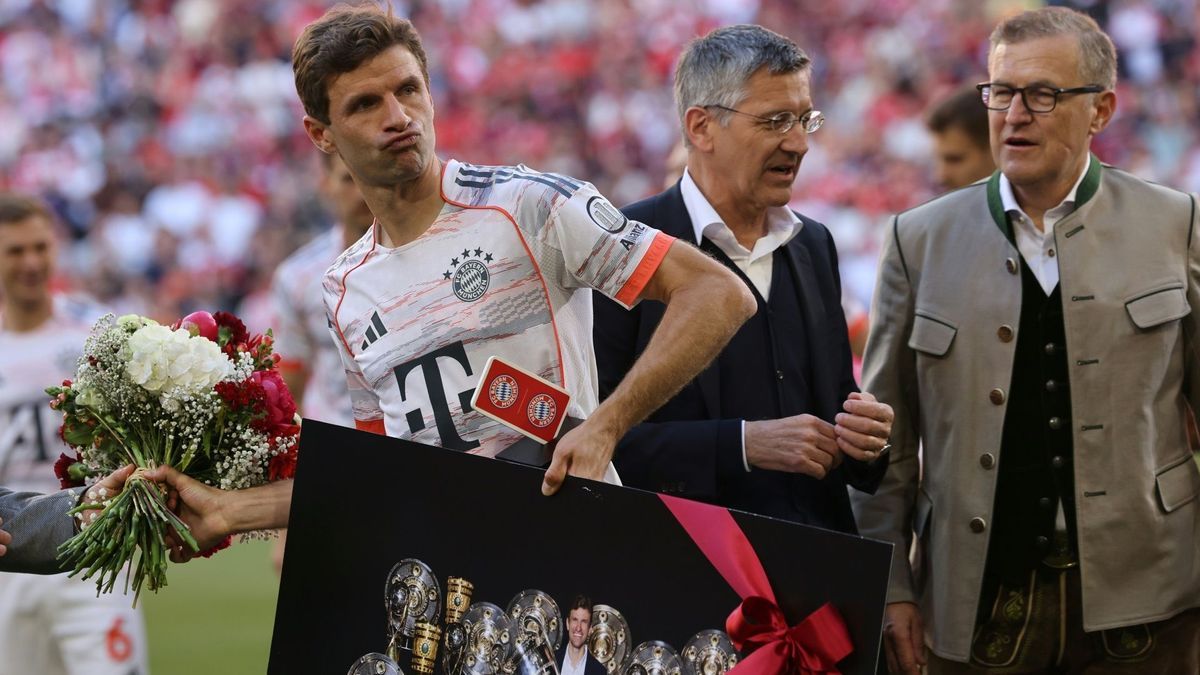 Ab nach Ibiza: Thomas Müller (l.)