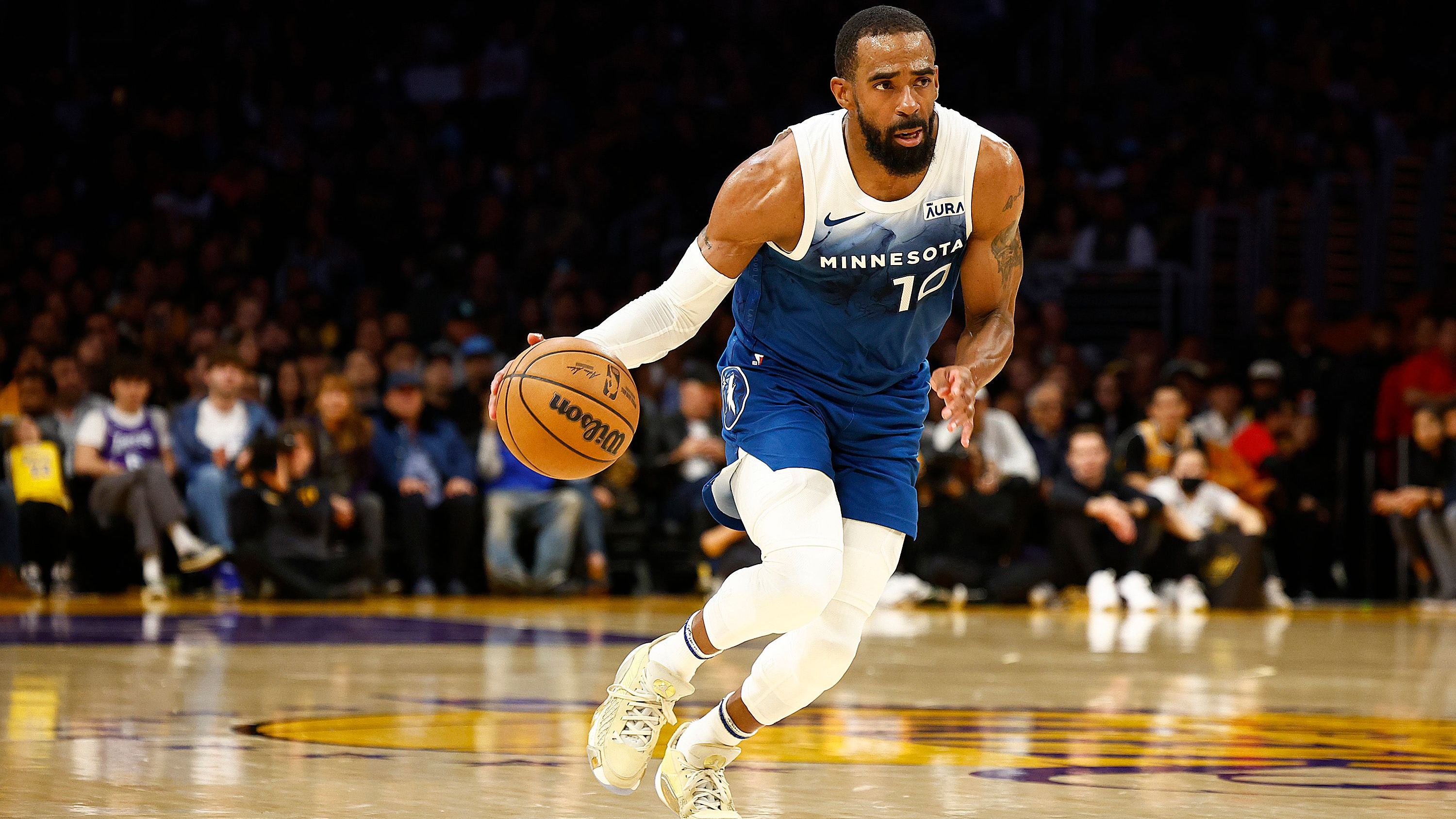 <strong>Platz 3 - Beste Verträge: Mike Conley (Minnesota Timberwolves)</strong><br><em>Gehalt kommende Saison: 9.975.962 Dollar</em><br>Ohne Conley stände Minnesota nicht dort, wo sie sich gerade befinden. Für einen Ballverteiler mit Erfahrung, der zudem auch eigene Offense kreieren kann, sind knapp 10 Millionen Dollar recht wenig. Da Minnesota außer ihm keinen echten "Floorgeneral" besitzt, ist er enorm wichtig, um die Offensive der Wolves am Laufen zu halten.