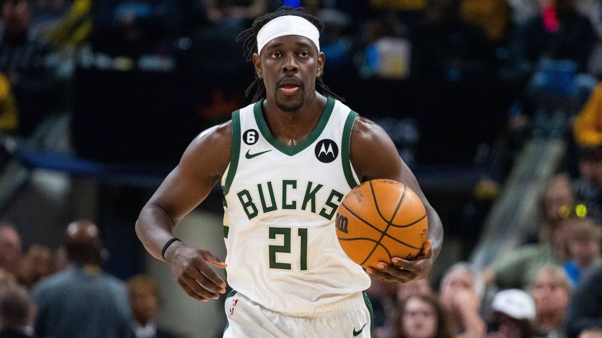NBA, Basketball Herren, USA Milwaukee Bucks at Indiana Pacers Mar 29, 2023; Indianapolis, Indiana, USA; Milwaukee Bucks guard Jrue Holiday (21) dribbles the ball in the first quarter against the In...