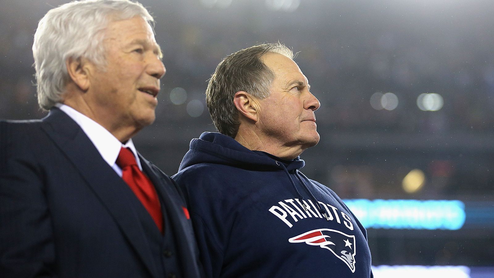 
                <strong>Die Skandale der New England Patriots: Spygate, Deflategate und Co.</strong><br>
                Die New England Patriots prägen die NFL in einer nie dagewesenen Art und Weise, zählen Saison für Saison zu den Favoriten auf den Super Bowl. Doch ihre einmalige Erfolgsära wird auch überschattet von diversen Skandalen und Spekulationen über Grenzübertretungen. ran.de listet sie auf.
              