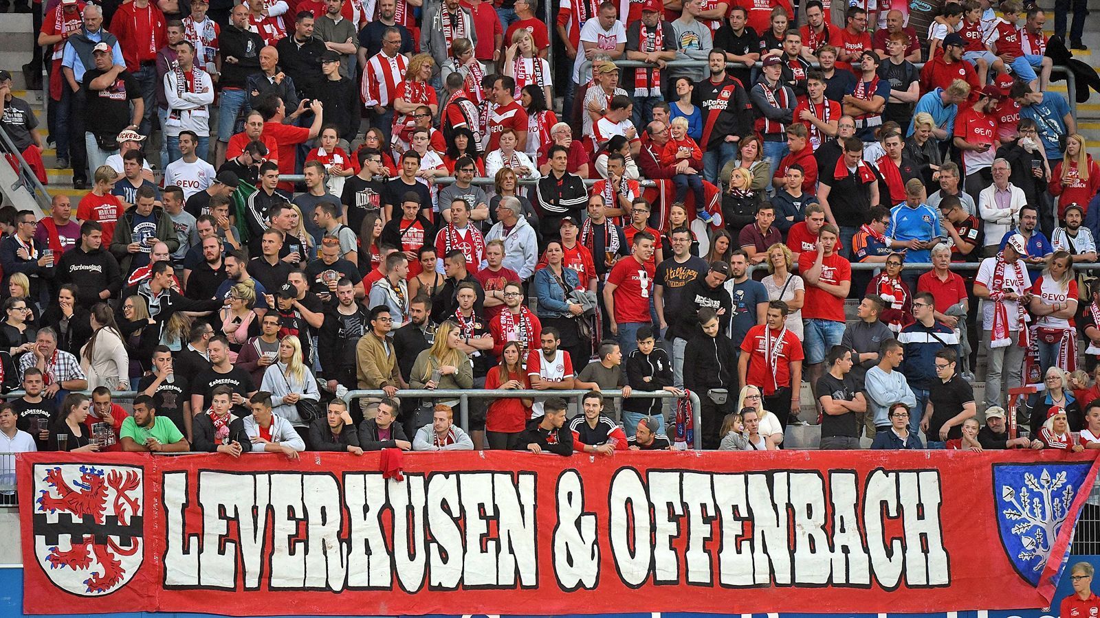 
                <strong>Bayer Leverkusen & Kickers Offenbach</strong><br>
                Ein hartes Foul aus dem Jahre 1980 legte den Grundstein für die innige Beziehung zwischen den Fans von Bayer Leverkusen und den Kickers Offenbach. Damals foulte Bayer-Verteidiger Jürgen Gelsdorf beim Spiel gegen Eintracht Frankfurt SGE-Stürmer Bum Kun Cha, der sich eine schwere Verletzung zuzog. Die Eintracht-Fans riefen für das Rückspiel in Frankfurt zur "Vergeltung" auf. Und genau das veranlasste hunderte Offenbach-Fans im Februar 1981 den Auswärts-Block der Leverkusener zu verstärken. Die dabei entstandene Freundschaft hält bis heute an. Im Jahr 2011 gab es sogar eine Feier zum 30-jährigen Bestehen der Beziehung beider Fan-Lager.
              