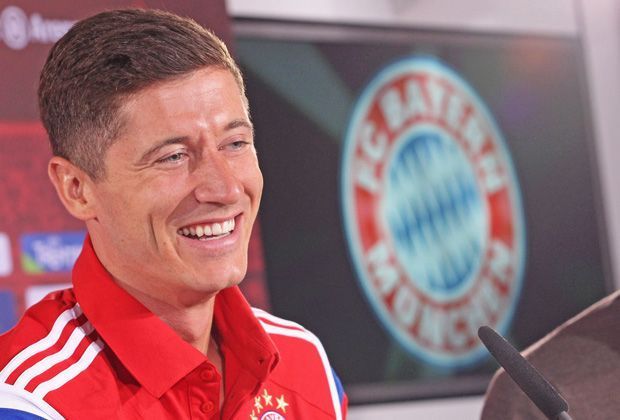 
                <strong>Die Vorstellung von Robert Lewandowski</strong><br>
                Robert Lewandowski tritt zum ersten Mal vor die Kameras und stellt sich den Fragen vieler Journalisten. Auf die Frage nach seinen Zielen antwortet er wie folgt: "Bei diesem Verein geht es immer darum, alle Titel zu gewinnen. Aber wir müssen hart arbeiten."
              