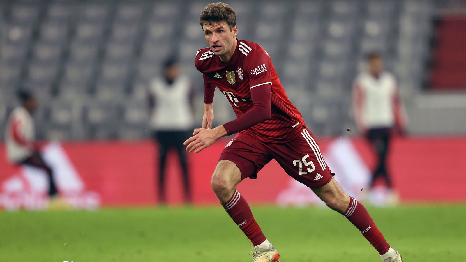 
                <strong>Mittelfeld: Thomas Müller (FC Bayern München) </strong><br>
                Je älter, desto besser. Dieser Spruch, den man normalerweise über Wein zu sagen pflegt, trifft auch auf Thomas Müller ganz gut zu. Der Bayern-Routinier brillierte in der Hinrunde wie zu allerbesten Tagen. Mit 15 Vorlagen war er in dieser Kategorie in der laufenden Bundesliga-Saison das Maß aller Dinge, zudem steuerte der 32-Jährige auch noch fünf Treffer zur Herbstmeisterschaft des FC Bayern bei. Zudem ist der Weltmeister von 2014 auch in der Nationalmannschaft wieder ein gefragter Mann, nachdem er unter Hansi Flicks Vorgänger Joachim Löw bereits vorübergehend aussortiert war. Kurz gesagt: Im Herbst 2021 "müllerte" es ganz gewaltig in Bundesliga und Nationalmannschaft.
              