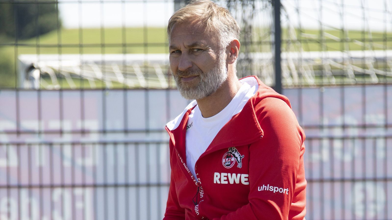 
                <strong>1. FC Köln: Chefscout Willi Kronhardt</strong><br>
                Der frühere Zweitliga-Profi Willi Kronhardt versuchte sich nach dem Karriereende als Aktiver zunächst viele Jahre als Trainer, stand so zeitweise bei Klubs wie Alemannia Aachen, Eintracht Braunschweig oder Elversberg unter Vertrag. Seit Oktober 2016 hat sich der gebürtige Kasache aber auf das Scouting spezialisiert und dies mittlerweile bei mehreren Klubs gemacht. So führte diese Aufgabe den 51-Jährigen über Darmstadt und Lok Moskau zum 1. FC Köln. Beim Bundesligisten ist Kronhardt seit Saisonbeginn nun sogar Leiter der Scouting-Abteilung, war zuvor Chefscout der Domstädter. 
              