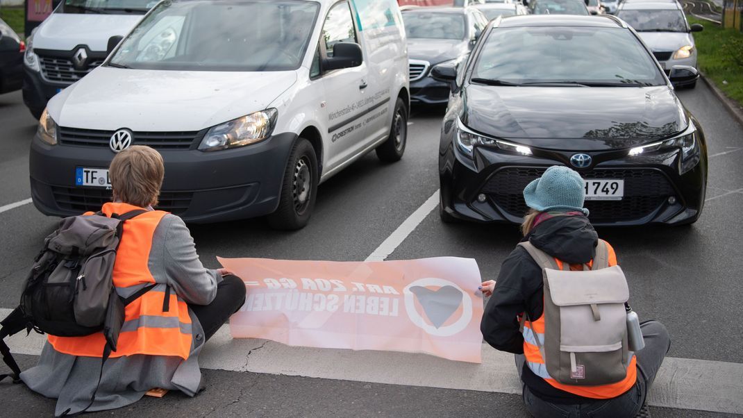 In Berlin haben Klimaaktivisten erneut mehrere Straßen blockiert.