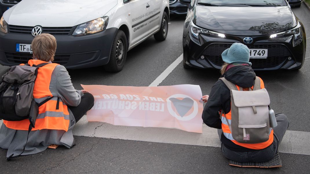 Bei jüngsten Blockaden in Berlin sollen die Aktivisten sogar Mietwagen zur Hilfe genommen haben. Diese seien einfach abgestellt worden.