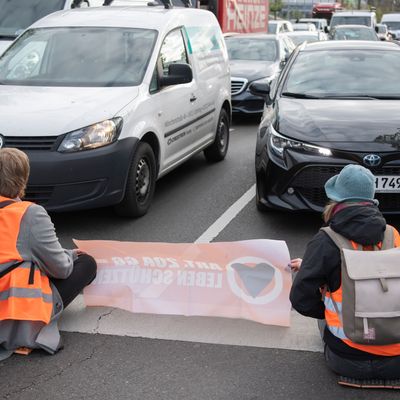 In Berlin haben Klimaaktivisten erneut mehrere Straßen blockiert.