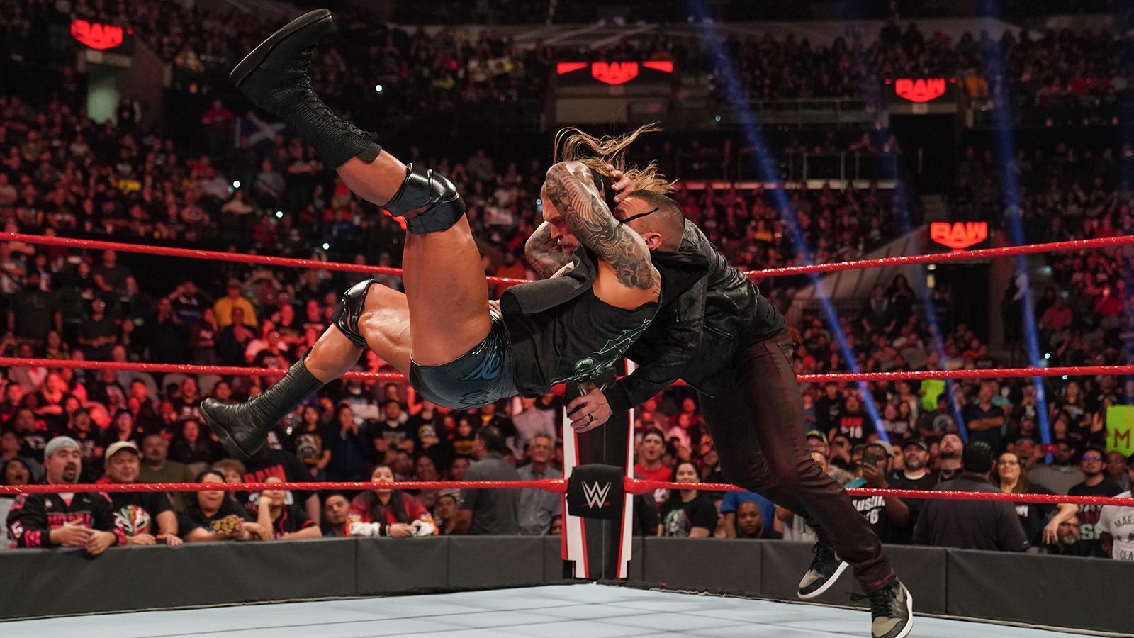 
                <strong>Edge vs. Randy Orton (Last Man Standing Match)</strong><br>
                Die absolute Hass-Fehde! Spätestens nachdem Orton Edges Ehefrau Beth Phoenix den RKO verpasste. Es ist das erste große Match nach Edges Rückkehr beim Royal Rumble im Januar. Wir können uns wirklich nicht vorstellen, dass er das verliert.ran-Prognose: Edge
              
