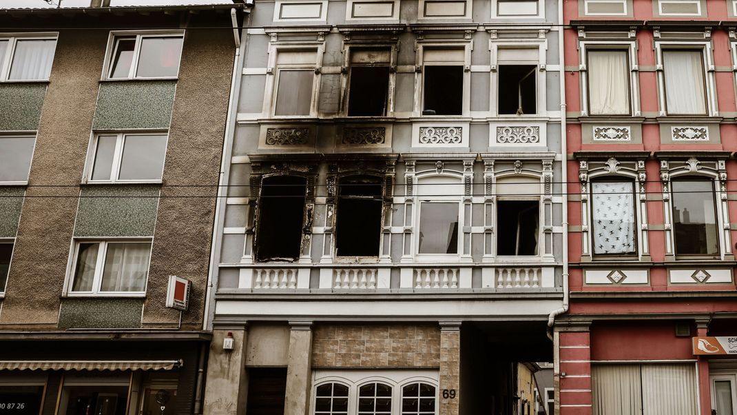 Der Großbrand in einem Mehrfamilienhaus in Solingen mit vier Toten ist nach einem vorläufigen Gutachten auf vorsätzliche Brandstiftung zurückzuführen.