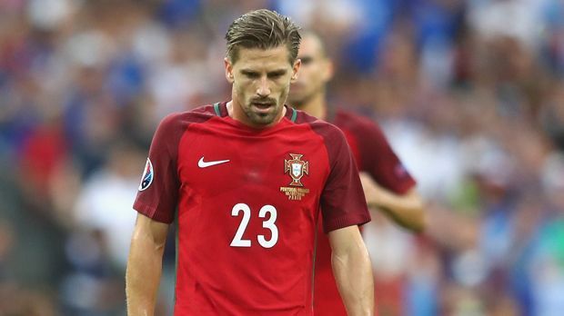 
                <strong>Adrien Silva (Portugal)</strong><br>
                Adrien Silva (Portugal): Das Spiel lief lange Zeit an ihm vorbei, Silva bekam im Mittelfeld keinen Zugriff auf die Franzosen und hatte so dann auch im Zweikampf häufig das Nachsehen. Schüttelte sich nach einer verkorksten Anfangsphase dann mal mächtig durch, kämpfte sich zurück in die Partie und spielte dann einen grundsoliden Part im portugiesischen Mittelfeld. Musste in der 66. Minute für Joao Moutinho Platz machen. Ran-Note: 4.
              