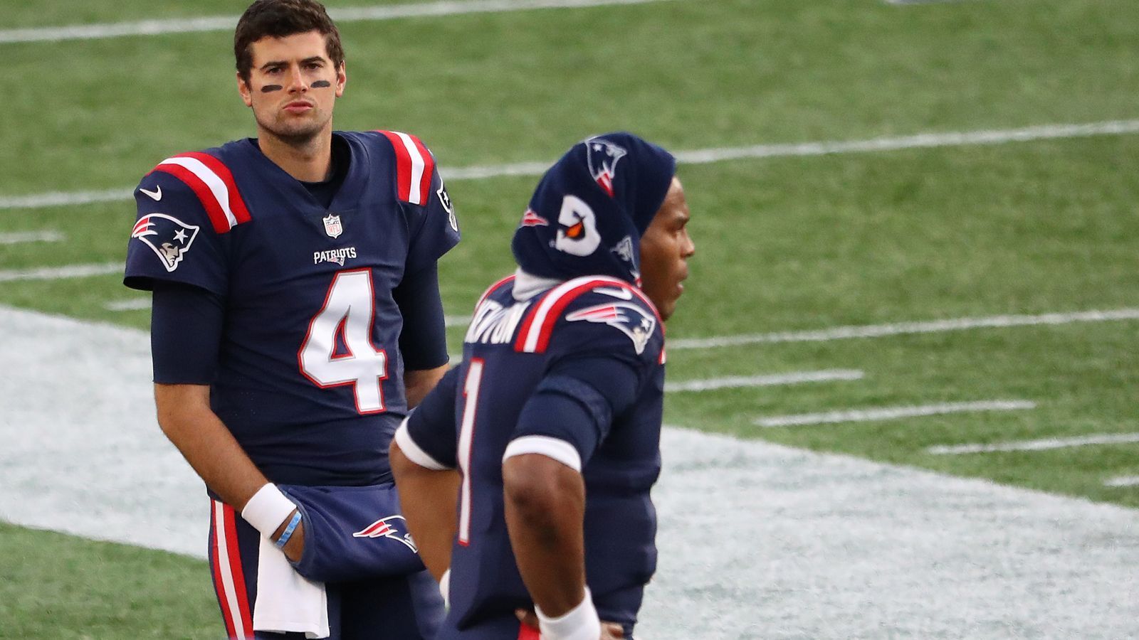
                <strong>Verlierer: Cam Newton</strong><br>
                Was für ein desolater Auftritt der Patriots. Cam Newton kam mit seiner Offense nie in einen Rhythmus und brachte lediglich sechs Punkte auf die Anzeigetafel. Newton warf dabei drei Interceptions und erzielte durch die Luft lediglich ganz schwache 98 Yards. Bill Belichick hatte im dritten Viertel ein Einsehen und degradierte Newton sogar auf die Bank. Newton führte seine Mannschaft in den vergangenen zwei Spielen nur zu einem mageren Touchdown - so könnten die Patriots erstmals seit 2008 die Playoffs verpassen. 
              