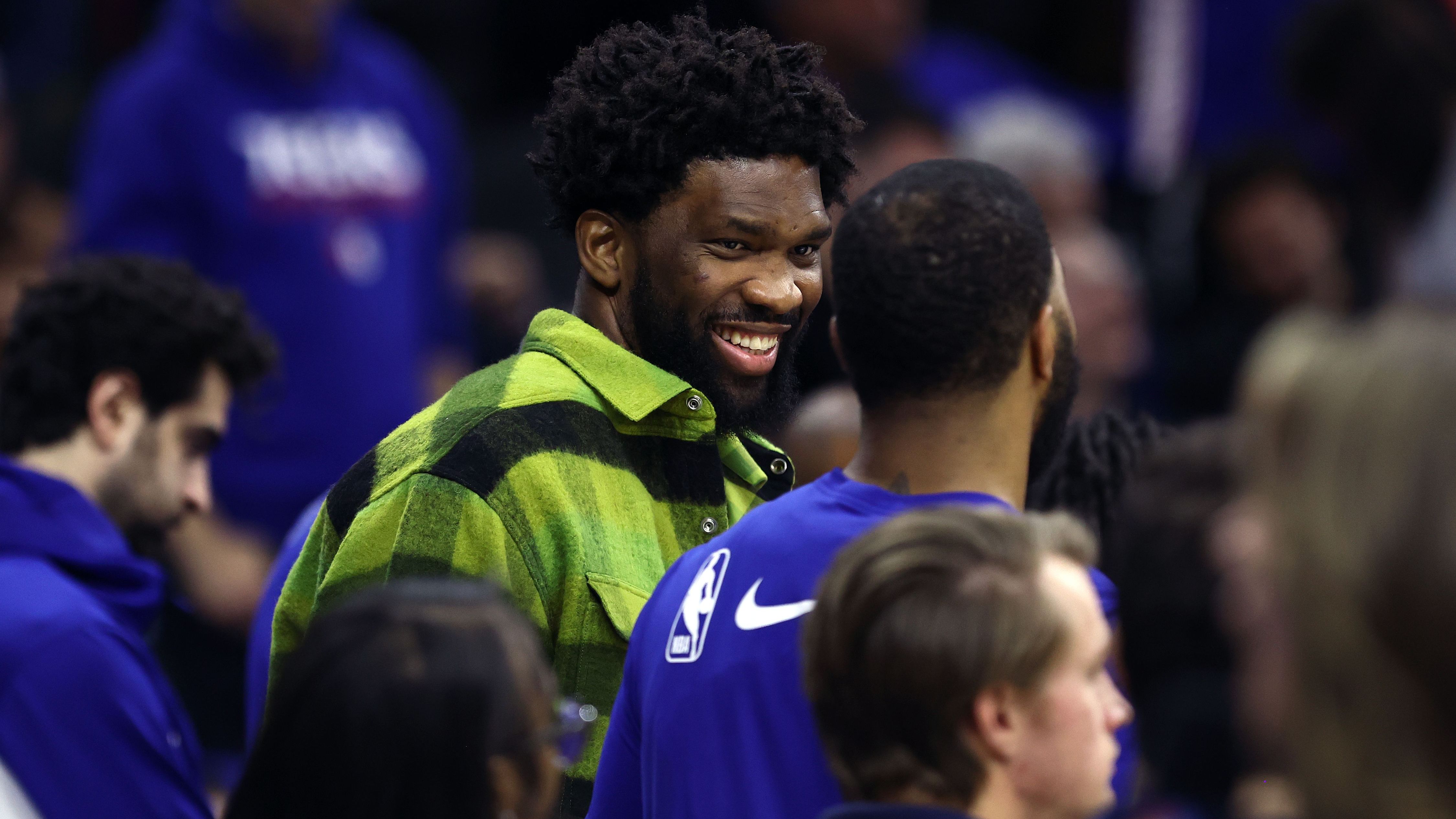 <strong>Platz 13 - Philadelphia 76ers (zuvor Rang 13, 33:25)</strong> <br>Vier Niederlagen aus den letzten fünf Spielen. Doch ganz Philly schaut nur auf den verletzten Joel Embiid. Der aktuelle MVP ist mit Knieproblemen weiter raus, sprach am Donnerstag aber erstmals wieder zu den Medien. Er hofft auf eine Rückkehr vor dem Ende der Regular Season. Kommt er fit zurück, ist Philly im Osten ein Contender.