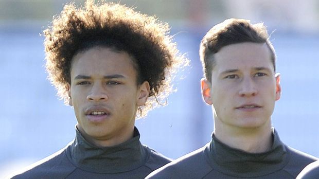 
                <strong>Leroy Sane mit  DFB-Teamkollegen Julian Draxler</strong><br>
                Leroy Sane ist hinter Julian Draxler der zweitjüngste deutsche Champions-League-Torschütze in der Geschichte der Königsklasse. Beide Youngster schossen ihr erstes Tor in der Königsklasse für Schalke 04. Sane gegen Real Madrid im März diesen Jahres im Alter von 19 Jahren einem Monat und Draxler im Oktober 2012 gegen HSC Montpellier (19 Jahre und 13 Tage).
              