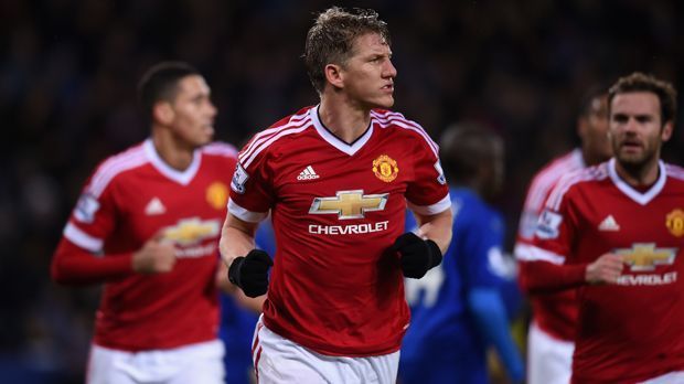 
                <strong>Bastian Schweinsteigers erstes Tor für ManUtd</strong><br>
                Am 14. Spieltag der englischen Premier-League-Saison 2015/2016 erzielt Bastian Schweinsteiger sein erstes Tor für Manchester United. Der Kapitän der deutschen Nationalmannschaft lässt ManUtd beim 1:1-Ausgleichstreffer gegen Leicester City jubeln. ran.de zeigt sein erstes Tor für die "Red Devils" im Daumenkino.
              