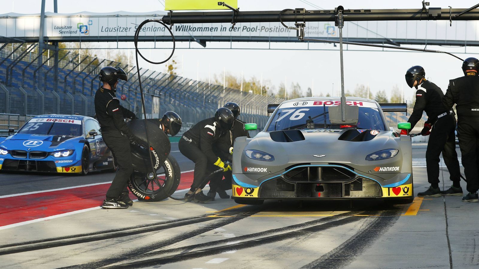 
                <strong>DTM rast in die neue Ära: Das sind die Brennpunkte</strong><br>
                Die DTM (Samstag und Sonntag LIVE ab 13 Uhr in SAT.1) bricht an diesem Wochenende in die neue Turbo-Ära auf. Auf Fahrer und Teams warten einige Fragezeichen und ganz neue Herausforderungen.Denn aufgrund der zahlreichen Neurungen kann es durchaus haarig werden. ran.de zeigt die Brennpunkte vor dem ersten Rennwochenende in Hockenheim.
              