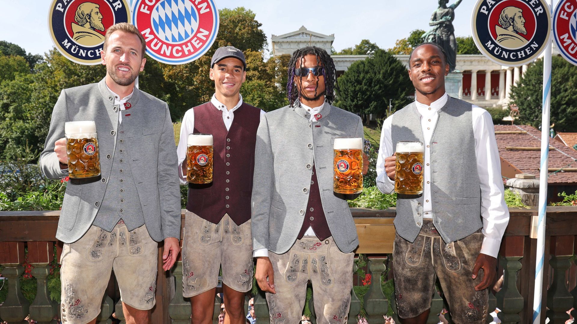 <strong>Der FC Bayern München auf dem Oktoberfest: Die besten Wiesn-Bilder</strong><br>Genauso wie dieses flotte Quartett. Harry Kane, Jamal Musiala, Michael Olise und Mathys Tel zeigen sich den Kameras.