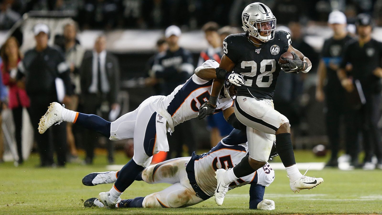 
                <strong>Gewinner: Josh Jacobs</strong><br>
                Traum-Debüt für Running Back Josh Jacobs bei den Oakland Raiders. Im Spiel gegen die Denver Broncos kam der Erstrundenpick auf 23 Attempts, 85 Rushing Yards und zwei Touchdowns sowie eine Reception über 28 Yards. Der 21-Jährige ist der erste Spieler seit LaDainian Tomlinson im Jahre 2001, der über 100 Yards from Scrimmage und zwei Rushing Touchdowns im ersten Spiel seiner NFL-Karriere erreichen konnte. Die Offense kann nach dem Abgang von Antonio Brown eine weitere Waffe dringend gebrauchen.
              