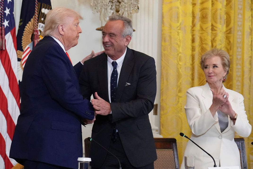 US-Präsident Donald Trump schüttelt seinem Gesundheitsminister Robert F. Kennedy Jr. die Hand. 
