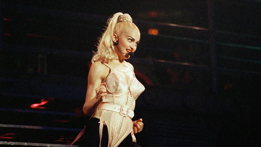 So sieht "Blonde Ambition" aus, wenn man Jean Paul Gaultier fragt: Madonna im spitz zulaufenden BH-Korsett.