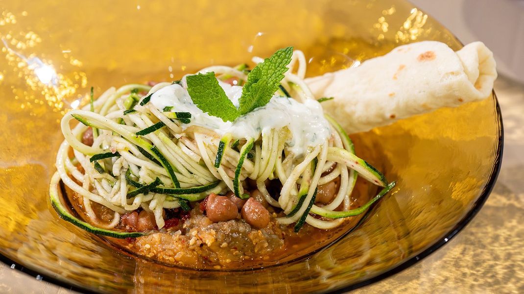 Baba Ghanoush mit Zucchini-Spaghetti, glasierten Kichererbsen und Naan-Brot