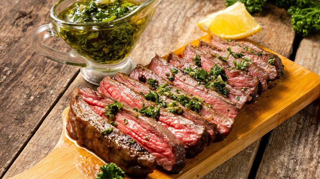 Ein perfekt gegrilltes Steak ist (k)eine Kunst: Was du beachten solltest, damit es auf den Punkt gegart ist!