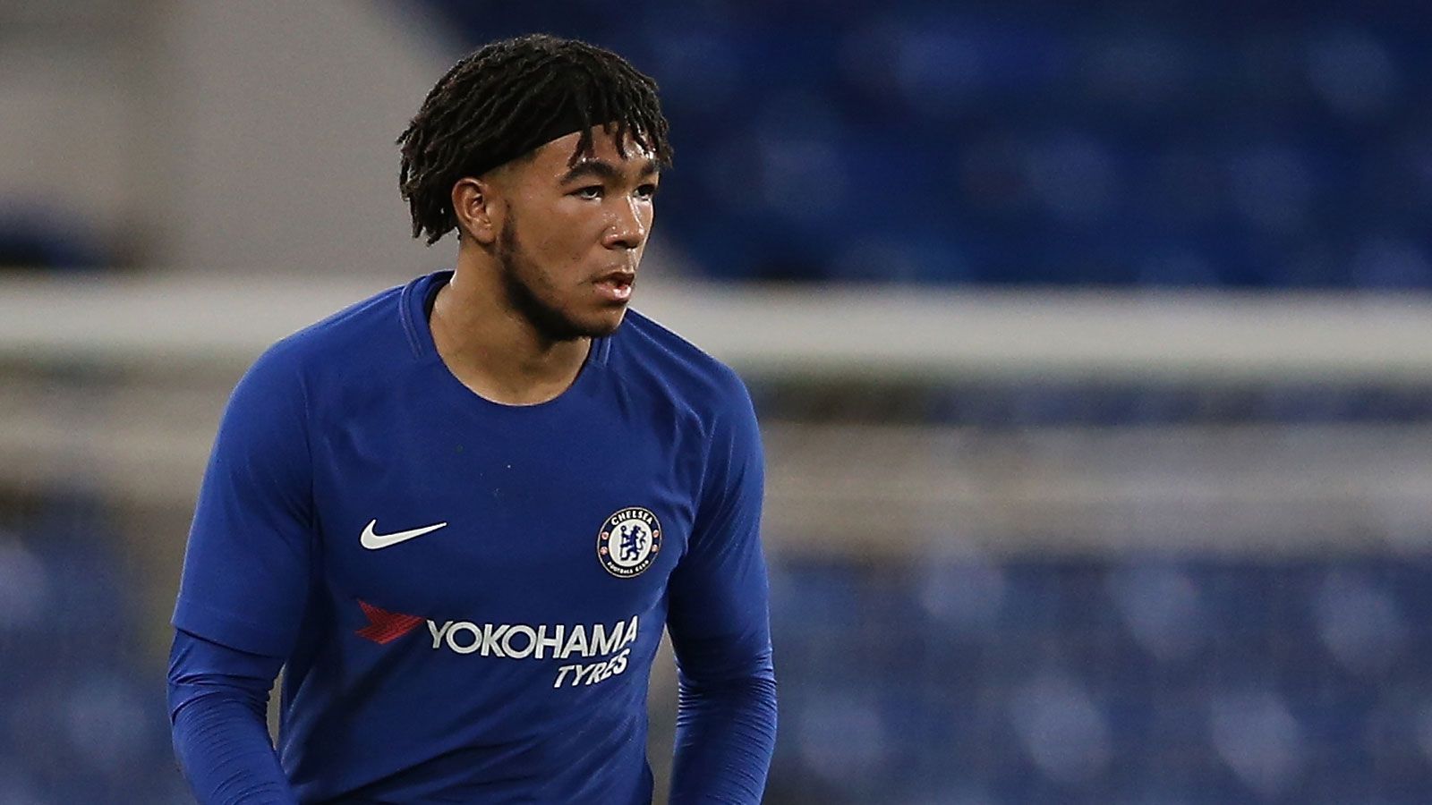 
                <strong>Reece James (Rechtsverteidiger, 20 Jahre) </strong><br>
                Aufgrund einer Sprunggelenksverletzung verpasste Reece James den Saisonstart, entwickelte sich aber im Herbst zum Stammspieler. Lampard hält große Stücke auf den 19-Jährigen, der schon als sechsjähriger Knirps zum FC Chelsea gekommen war. In der Saison 2017/2018 wurde James zum Akademie-Spieler des Jahres bei den Blues gewählt. In der vergangenen Saison war er an Wigan Athletic ausgeliehen, um Spielpraxis zu sammeln.
              