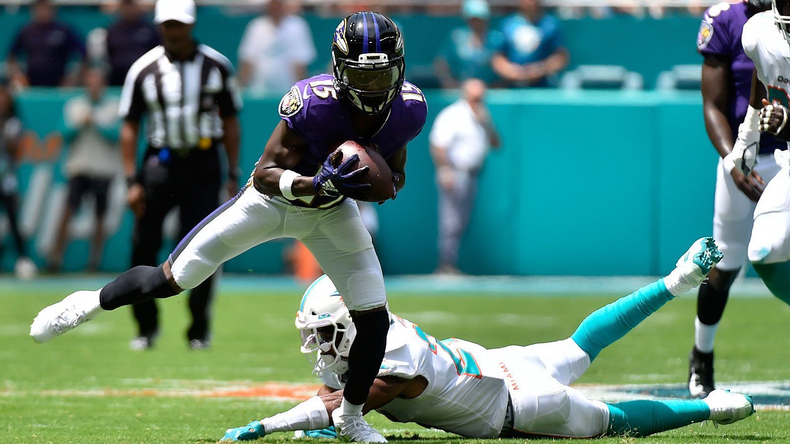 
                <strong>Marquise Brown (Baltimore Ravens)</strong><br>
                Nicht zu halten war auch Marquise Brown für die bemitleidenswerten Miami Dolphins. In seinem ersten NFL-Spiel für die Baltimore Ravens krallte sich der Cousin von Antonio Brown vier Pässe bei fünf Targets und legte mit dem Ball in der Hand sagenhafte 147 Yards für zwei Touchdowns zurück - beides sind Top-Werte innerhalb des Teams. Besonders beeindruckend: Den Weg in die Endzone fand der Wide Receiver mit seinen ersten beiden Catches - über 47 respektive 83 Yards - nie zuvor gelangen einem Debütanten zwei Touchdowns über jeweils mindestens 40 Yards. Damit machte der 25. Pick des Draft seinem Spitznamen "Hollywood" alle Ehre - er ist eben ein Mann für die ganz großen Auftritte.
              