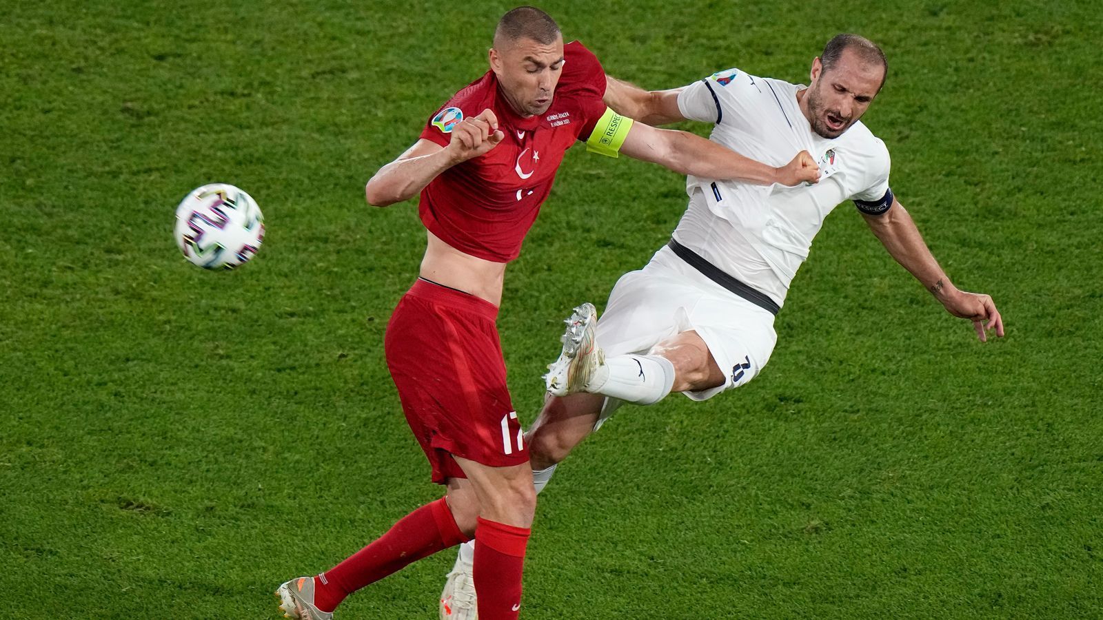 
                <strong>Einzelkritik</strong><br>
                Die italienische Nationalmannschaft hat zum EM-Auftakt in Rom einen souveränen 3:0-Sieg gegen die Türkei eingefahren. ran.de zeigt, wie sich die Protagonisten beider Mannschaften geschlagen haben. Die Einzelkritik. 
              