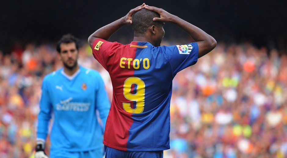 
                <strong>Samuel Eto'o (FC Barcelona)</strong><br>
                Eigentlich befindet sich Eto'o zu Beginn der Saison 2008/09 auf Guardiolas Streichliste, doch der Kameruner kann nicht zum erhofften Preis verkauft werden und bleibt dann doch bei Barca. Eto'o gewinnt mit Barca das Triple, erzielt 36 Saisontore und muss den Verein anschließend trotzdem verlassen. "Am Ende der letzten Saison konnten die Gegner unser Spiel durchschauen. Die Mannschaft braucht einfach eine Veränderung", erklärt Guardiola den Verkauf. Der Stürmer geht zu Inter Mailand und gewinnt gleich die Champions League.
              