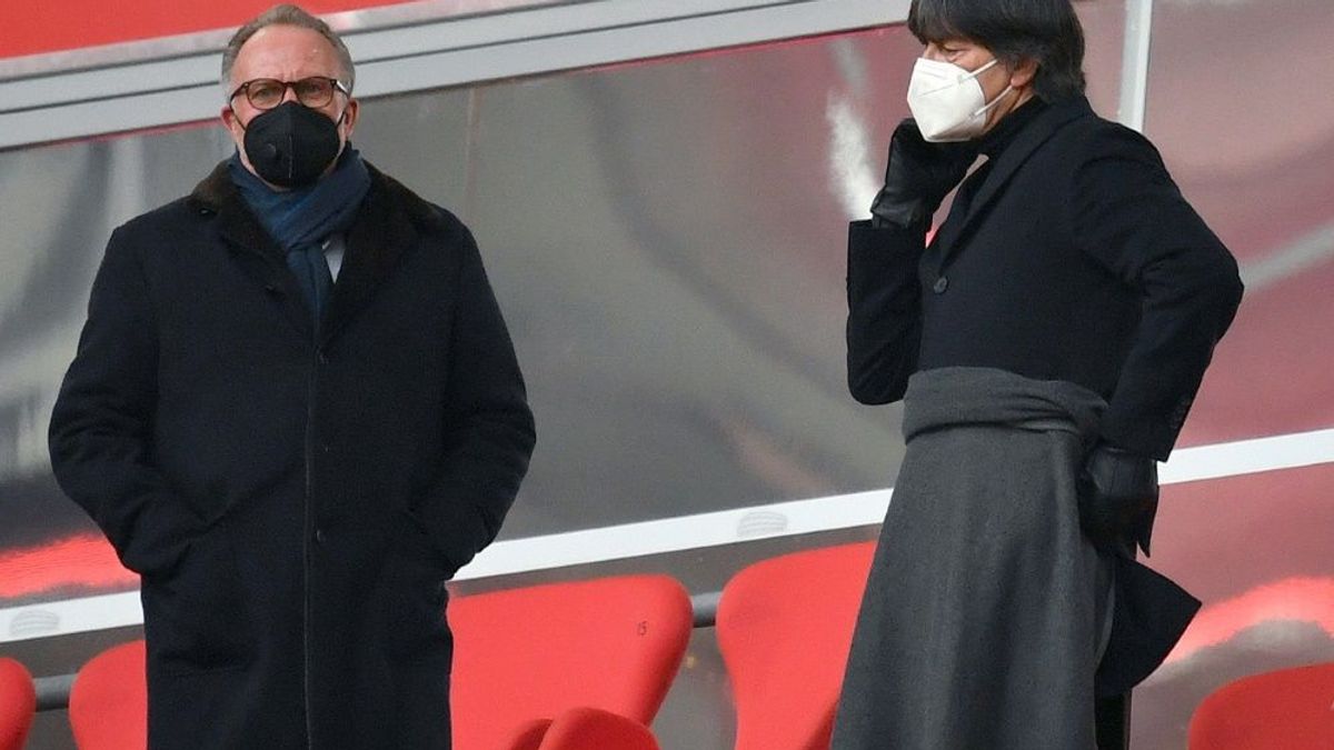 Rummenigge (l.) würdigt Verdienste von Bundestrainer Löw