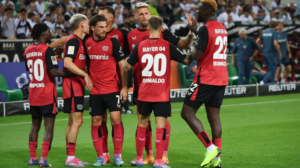 Florian Wirtz (Leverkusen 10) und Team bejubelt das Tor zum 0:2, GER, Borussia Moenchengladbach vs. Bayer 04 Leverkusen, Fussball, 1. Bundesliga, 1. Spieltag, Spielzeit 2024-25, 23.08.2024 DFL DFB ...