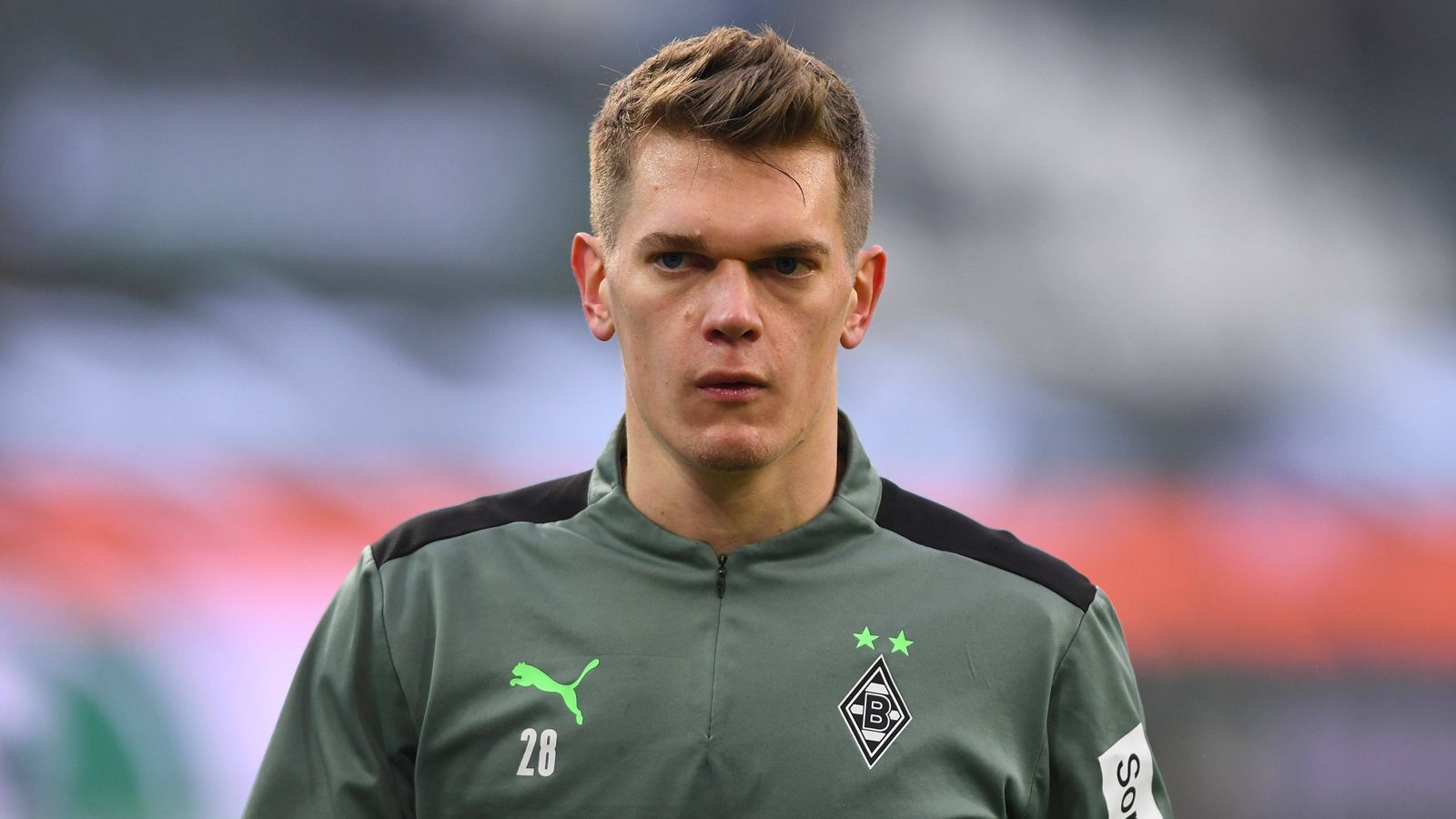 
                <strong>Matthias Ginter (Borussia Mönchengladbach)</strong><br>
                Auch das Arbeitspapier von Matthias Ginter läuft im Sommer aus und der deutsche Nationalspieler hat bereits bekannt gegeben, dass er seinen Vertrag nicht verlängern werde und eine neue Herausforderung suche. Somit könnten die Bayern auch ihn im Sommer ablösefrei verpflichten. Allerdings soll Gladbach Ginter bereits im Winter verkaufen wollen, um zumindest noch eine Ablöse für den Innenverteidiger zu generieren.
              