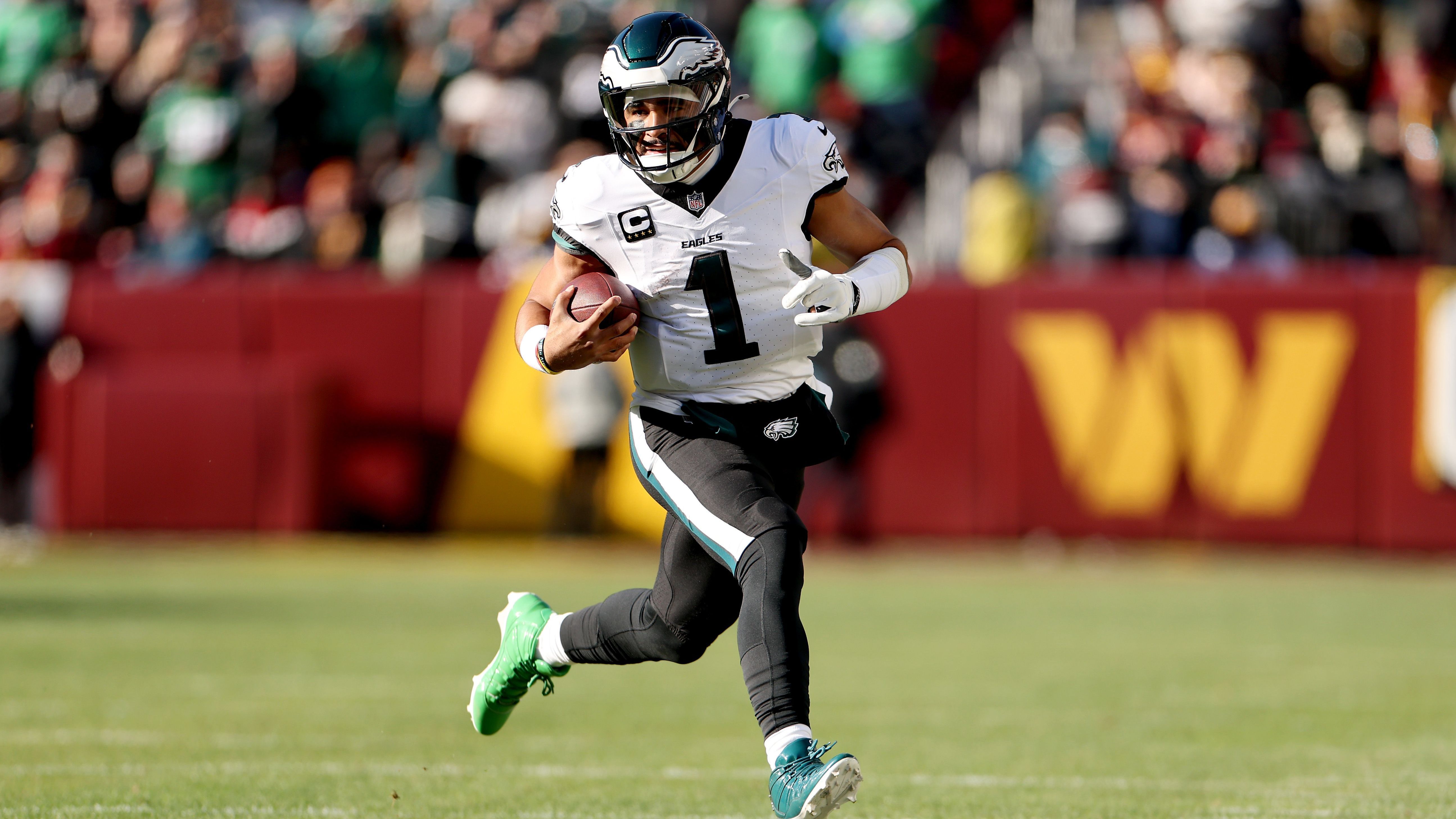 <strong>Jalen Hurts (Philadelphia Eagles)</strong><br>In der vergangenen Woche zog sich Eagles-Quarterback Jalen Hurts im Spiel gegen die Commanders eine Gehirnerschütterung zu. In den zurückliegenden Tagen konnte Hurts nicht trainieren, laut Head Coach Nick Sirianni befindet er sich immer noch im Concussion Protocol. Laut "NFL Media" ist es unwahrscheinlich, dass es für einen Einsatz in Woche 18 gegen die Cowboys reichen wird.