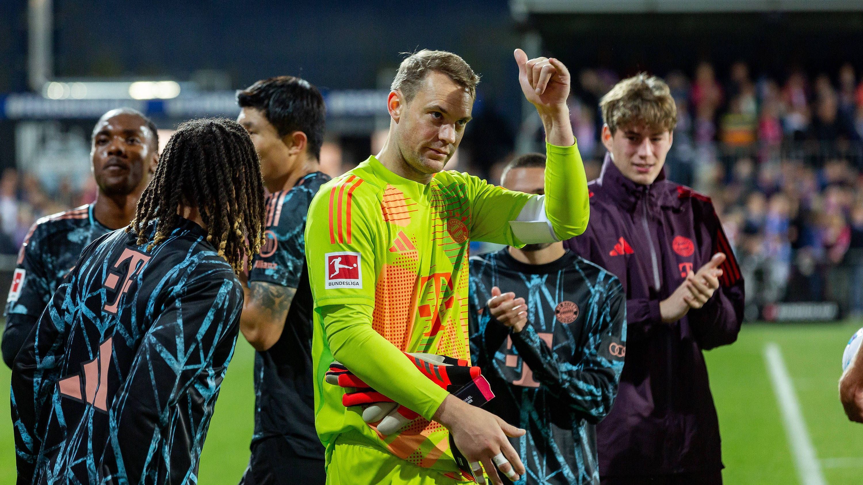 <strong>3. Spieltag: Manuel Neuer gewinnt gegen 37. Team</strong><br>Einen ganz besonderen Rekord feiert Bayern-Keeper Manuel Neuer beim 6:1-Sieg bei Holstein Kiel. Die "Störche" sind nun schon der 37. Gegner in der Bundesliga, gegen den der Ex-Nationaltorwart gewonnen hat. Damit überholt er die beiden Bundesliga-Legenden Lothar Matthäus und Mirko Votava (je 36)