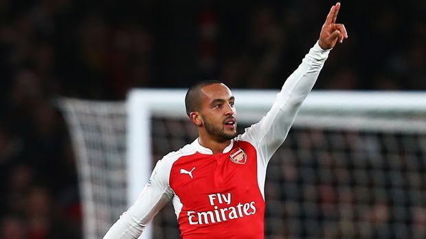 
                <strong>Mittelfeld: Theo Walcott.</strong><br>
                Theo Walcott: Sorgte mit seinen Sprints häufig für Räume - rannte sich aber gelegentlich fest. Ein belebendes Element im Spiel der Londoner. In der 33. Minute erzielte der englische Nationalspieler fulminant den Führungstreffer. Es war zeitgleich der erste Schuss seiner Mannschaft. ran-Note: 2.
              
