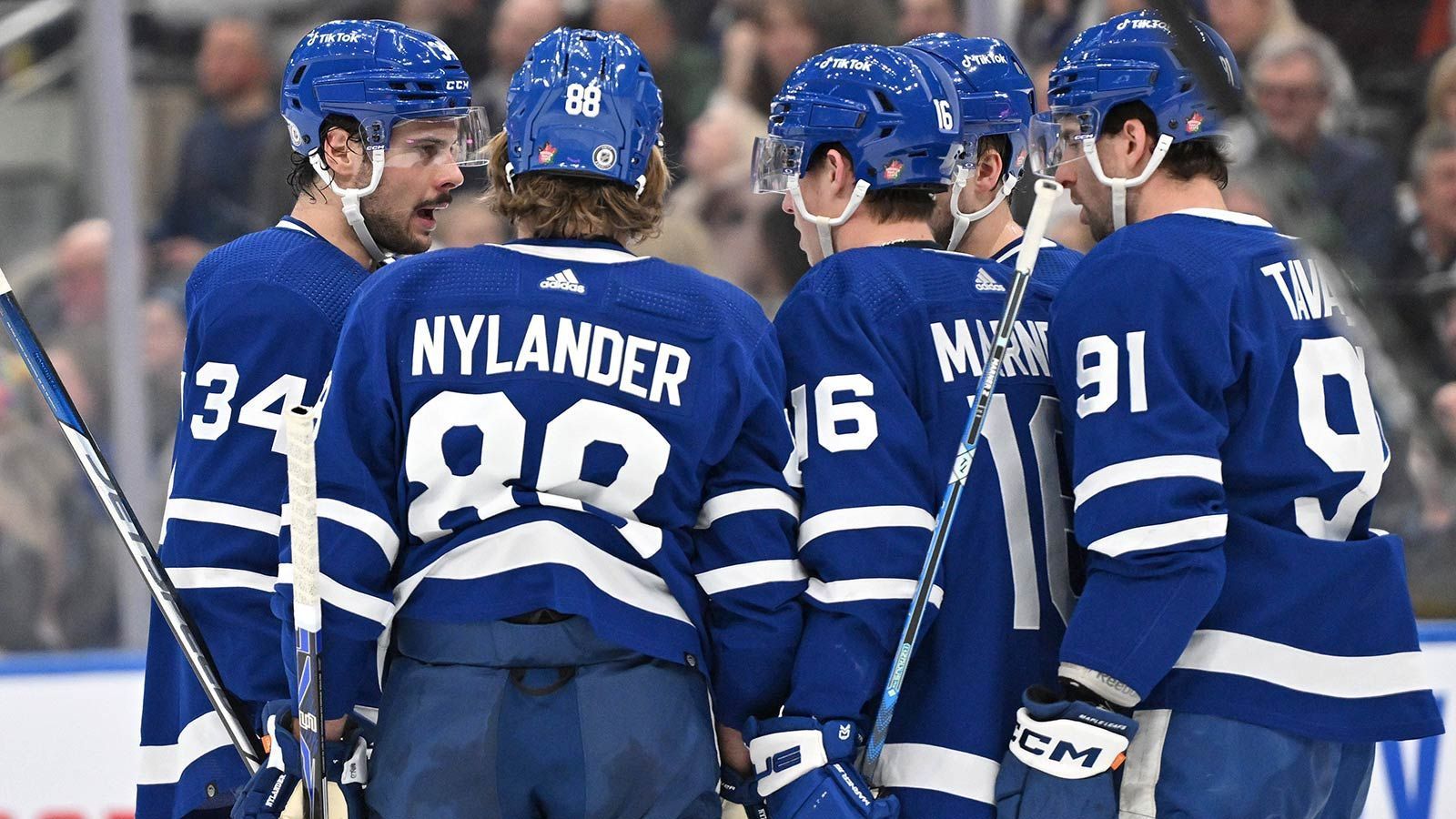 
                <strong>Platz 5: Toronto Maple Leafs (50-21-11); Platz 2 der Atlantic Division (Vorwoche Platz 7)</strong><br>
                Einfach wird es für Tampa allerdings nicht: Von der individuellen Qualität her zählt Toronto zu den besten Teams der NHL. Akteure wie Mitchell Marner, William Nylander, Auston Matthews und John Tavares können Spiele im Alleingang entscheiden. Mit einer Erfolgsquote von 26 Prozent haben sie das drittbeste Powerplay der Liga. Ob es dadurch gelingt, den Playoff-Fluch zu durchbrechen? Seit dem Jahr 2004 gewannen die Maple Leafs keine Playoff-Runde mehr.
              