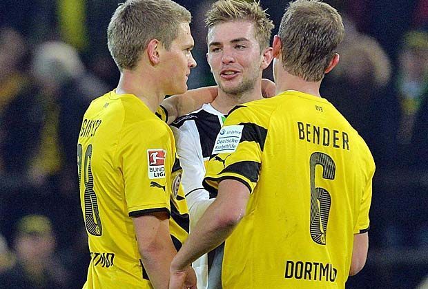 
                <strong>Pechvogel Kramer schießt das "Eigentor des Jahres"</strong><br>
                Hohn und Spott ist Fehl am Platz: Auch die Dortmunder Nationalmannschaftskollegen Matthias Ginter sowie Sven Bender trösten Kramer, der sich selbstkritisch zeigt. "Mich ärgert, dass ich heute eine richtige Grütze gespielt habe."
              