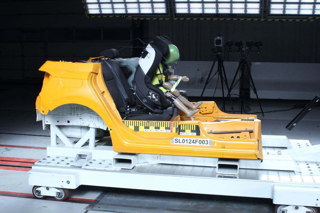 Beim Test eines Auto-Kindersitzes wird ein Frontalaufprall simuliert.