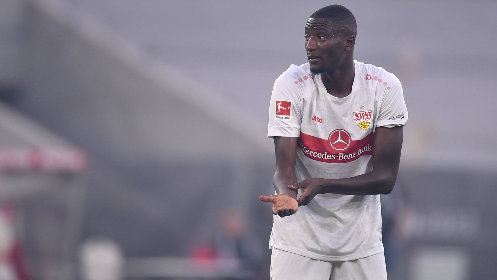 
                <strong>Serhou Guirassy (VfB Stuttgart) </strong><br>
                Bittere erste Halbzeit für den Stürmer. In den ersten 20 Minuten mehr mit Zweikämpfen als mit Offensivaktionen beschäftigt. Lässt frei vor Heuer Fernandes die hundertprozentige Chance auf das 2:0 liegen (23.) und vergibt wenige Minuten später auch noch einen Elfmeter. Steckt aber nicht auf und wird im zweiten Durchgang mit dem Tor zum 3:0 belohnt (54.). ran-Note: 3
              